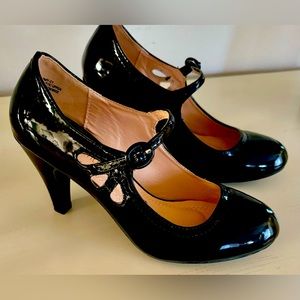 Black patent leather Mary Jane shoe